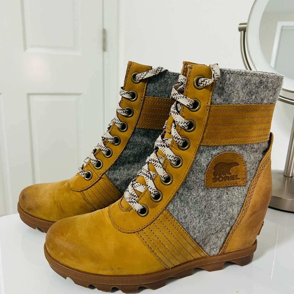 Sorel Wedges size 8, like new.